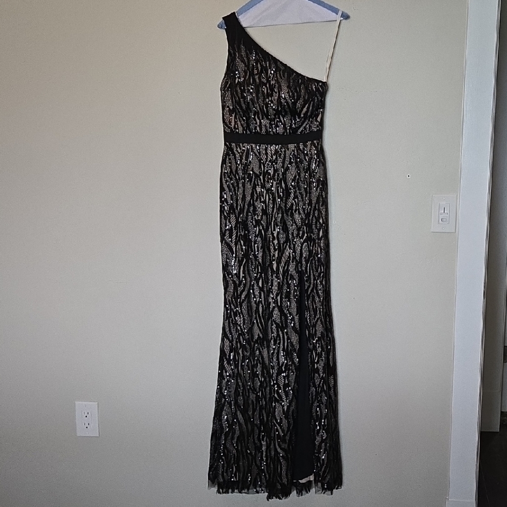 Elegant Black and Gold One-Shoulder Maxi Dress